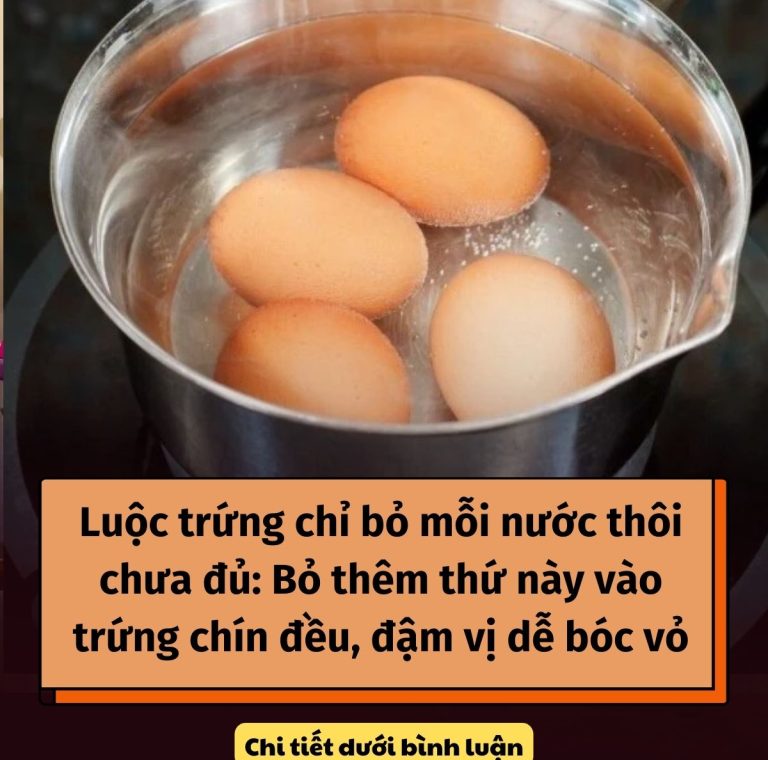 Luộc trứng chỉ bỏ mỗi nước thôi chưa đủ: Bỏ thêm thứ này vào trứng chín đều, đậm vị dễ bóc vỏ