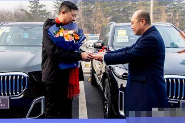 Công ty thưởng Tết cho nhân viên 16 chiếc xe BMW gây sốt cộng đồng mạng