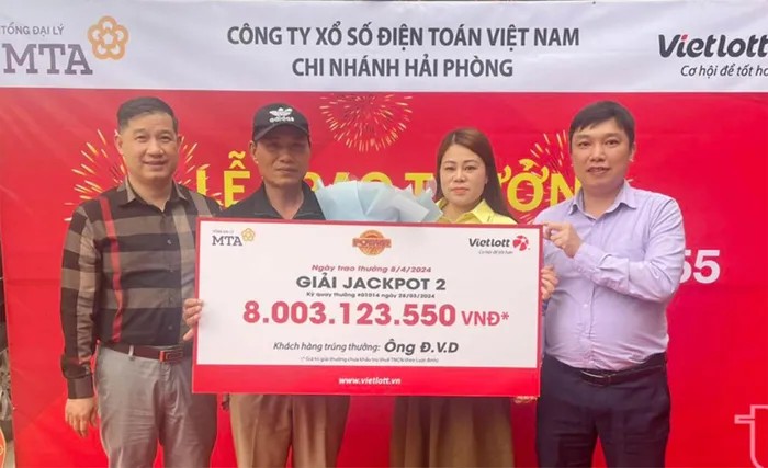 Người trúng Vietlott 8 tỷ nói lý do không đeo mặt nạ