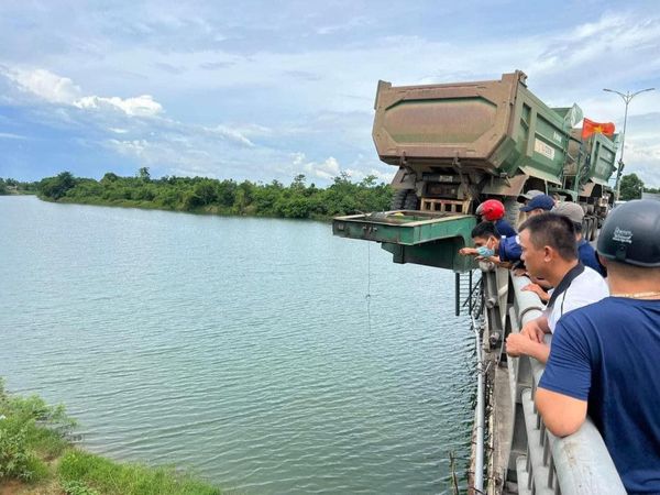 Xe đầu kéo đâm bay lan can, rơ – moóc cùng 2 xe tải nằm vắt vẻo trên thành cầu