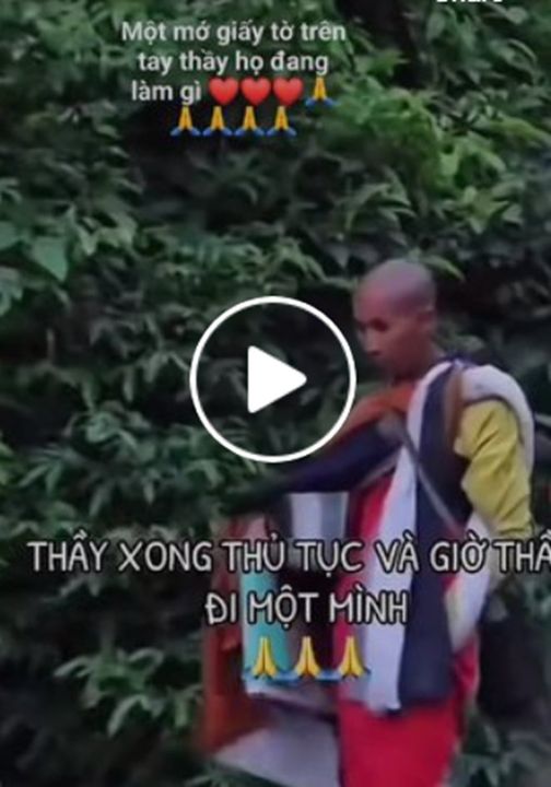 Thầy xong thủ tục, và giờ thầy đi một mình với một mớ giấy tờ trên tay