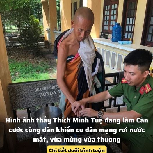 Hình ảnh thầy Thích Minh Tuệ đang làm Căn cước công dân khiến cư dân mạng rơi nước mắt, vừa mừng vừa thương