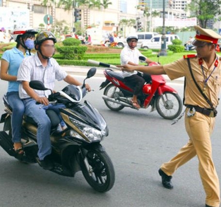 Từ hôm nay: Vợ chồng, người thân đi xe máy của nhau cần có 3 Giấy này, nếu không có sẽ ph-ạt lên tới 8 triệu đồng?