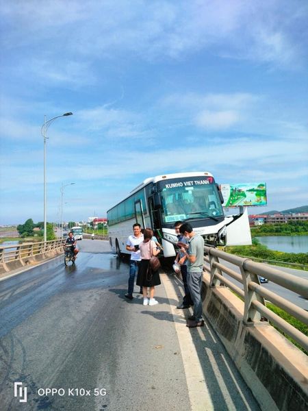 Xe ô tô chở công nhân tông sập lan can, treo lơ lửng trên thành cầu