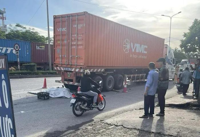 Va chạm xe container, hai cháu bé đi xe máy điện tử vong