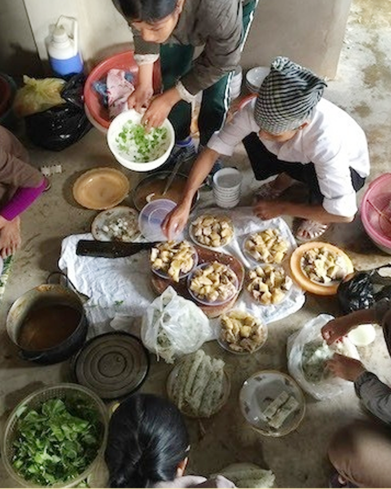 Cứ có giỗ là hàng xóm lại tốt bụng đem đồ sang cho nhà tôi, bẵng đi một thời gian không thấy họ đưa sang nữa, hỏi ra thì tôi như c-hết l-ặng