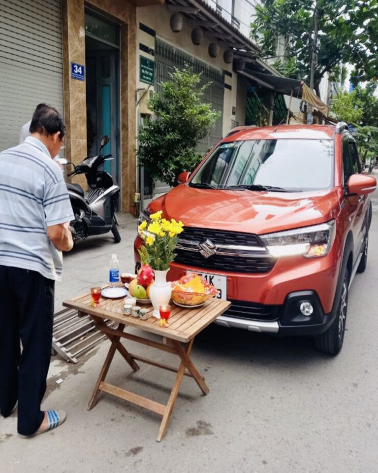 Từ khi mua ôtô, tôi khó xử giữa mẹ và vợ. Mẹ cuối tuần bảo tôi trở đi tỉnh nhà các bác chơi, vợ thì từ ngày có xe, chưa chở vợ con đi được đâu..