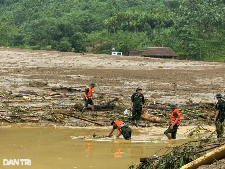 TIN BUỒN: Lại sạt lở ở Lào Cai vùi lấp hoàn toàn 8 ngôi nhà, 7 người t//ử v/o/ng tại thôn Nậm Tông