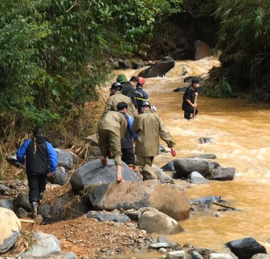 Đ/a/u đớn quá: 30 th/i/th/e được tìm thấy quanh điểm xe khách 29 chỗ bị cuốn trôi tại Cao Bằng