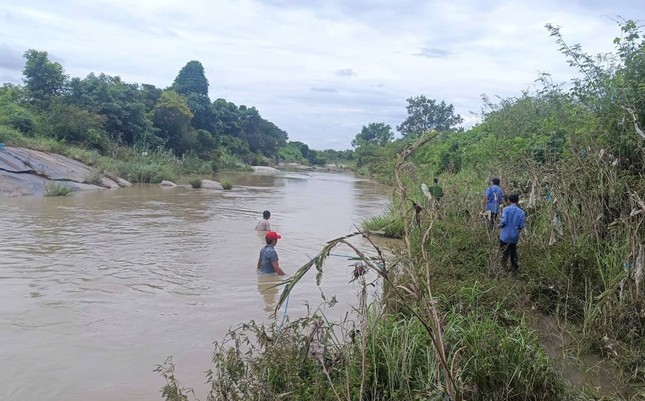 3 người bị lũ cuốn trôi khi đi qua ngầm tràn