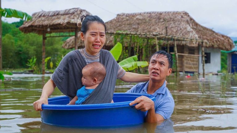 Giữa dòng nước lũ mênh mông, hình ảnh người cha nỗ lực đẩy chiếc chậu nhựa chứa vợ và con nhỏ qua dòng nước chảy xiết ở xã Ngọc Linh, Vị Xuyên, Hà Giang thật sự làm ai cũng phải nghẹn ngào.