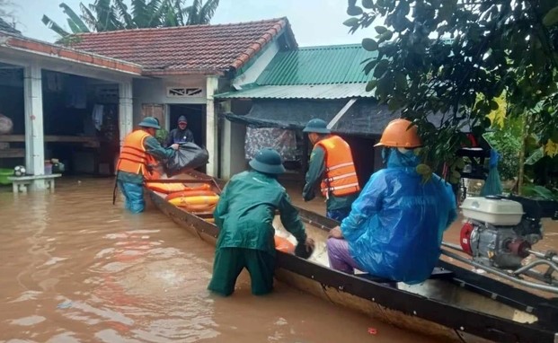 Thương quá bà con ơi: Bão số 4 sẽ đổ bộ vào chiều nay gây mưa lớn, miền Trung lo tái diễn trận lụt lịch sử năm 2020 👇👇👇