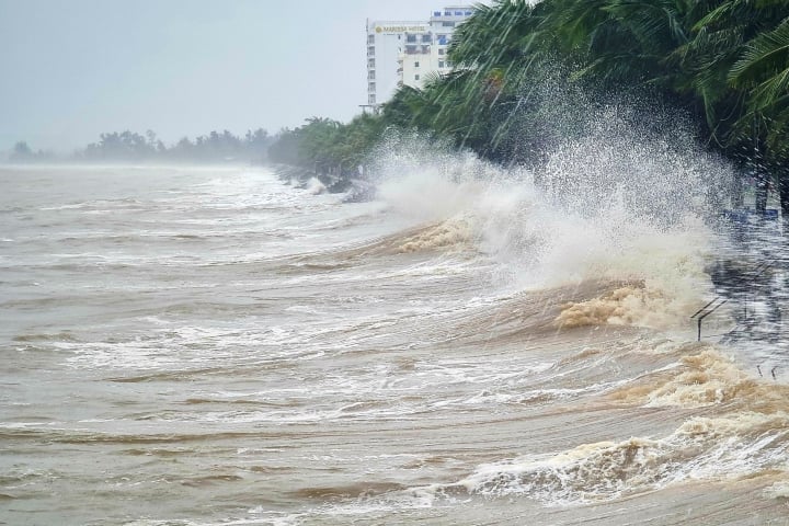 Tin bão mới nhất: Hiện nay bão Yagi cách Móng Cái 180km chuẩn bị đổ bộ nhưng đã có tin vui xuất hiện