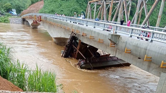 Hai tàu ‘ma’ dạt từ Trung Quốc va trúng nhiều cầu trên sông Hồng người dân lo lắng