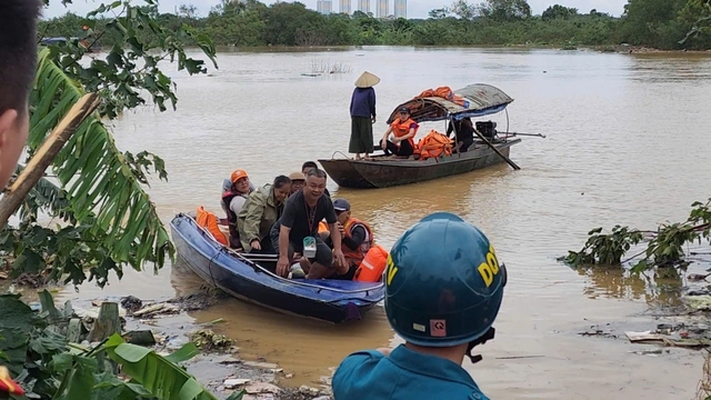 Khẩn: Mực nước sông Hồng trên báo động 2, trưa nay sẽ đạt đỉnh