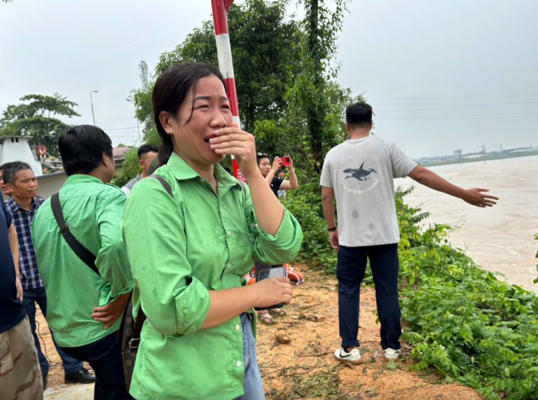 Đỏ mắt ngóng tin người thân vụ sập cầu Phong Châu: Vợ chồng tài xế mới gọi điện cho nhau, thì mất liên lạc….