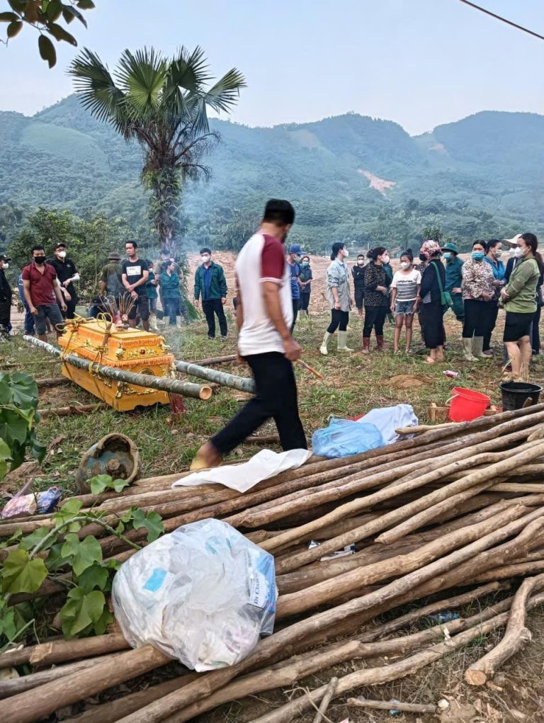 Tìm thêm một thi thể, còn 9 nạn nhân mất tích ở Làng Nủ