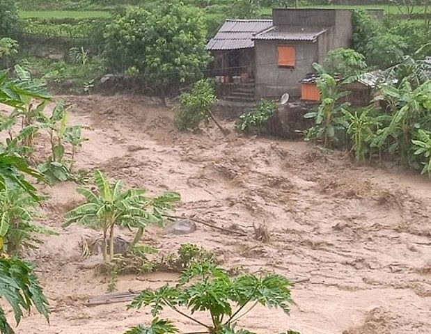 TRỜI ƠI: LŨ QUÉT VÙI LẤP TOÀN BỘ BẢN LÀNG 128 NGƯỜI Ở LÀO CAI, MỚI CHỈ CỨU ĐƯỢC 10 NGƯỜI VÀ TÌM THẤY 16 TH/ITH/E