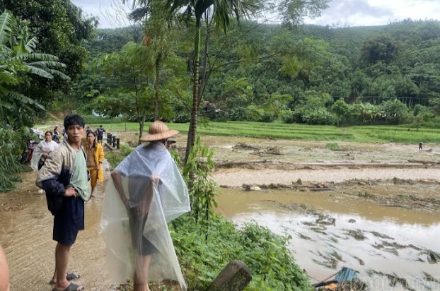 Người cha mắt ngấn lệ ngồi lặng bên 3 con nhỏ không còn sự sống sau lũ quét