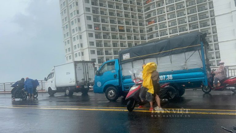 Đà Nẵng ngay lúc này: Mưa to gió lớn quần thảo phố phường, tình hình nguy cấp lắm rồi