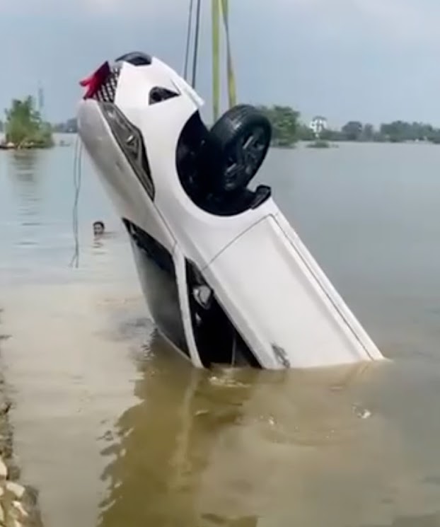 Đôi vợ chồng chài lưới cứu sống 2 người trong chiếc ô tô bị nước cuốn giữa đêm tối