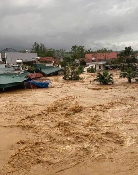 Quảng Ninh: Vỡ đập của công trình thuỷ lợi, nước lũ cuồn cuộn khiến 400 hộ dân ngập lụt