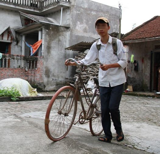 Bố mất sớm, đỗ đại học mẹ không có tiền tôi phải đạp xe 50 km đến nhà chú vay tiền nhập học nhưng bị chú cầm g:::ậy đu::::ổi thẳng, 5 năm sau tôi quay về cảm ơn chú…