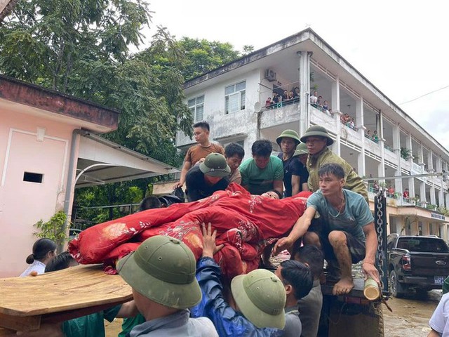 Tang thương hình ảnh một thôn làng hơn 100 nhân khẩu ở Lào Cai bị lũ quét vùi lấp toàn bộ, hàng chục thi thể được tìm thấy