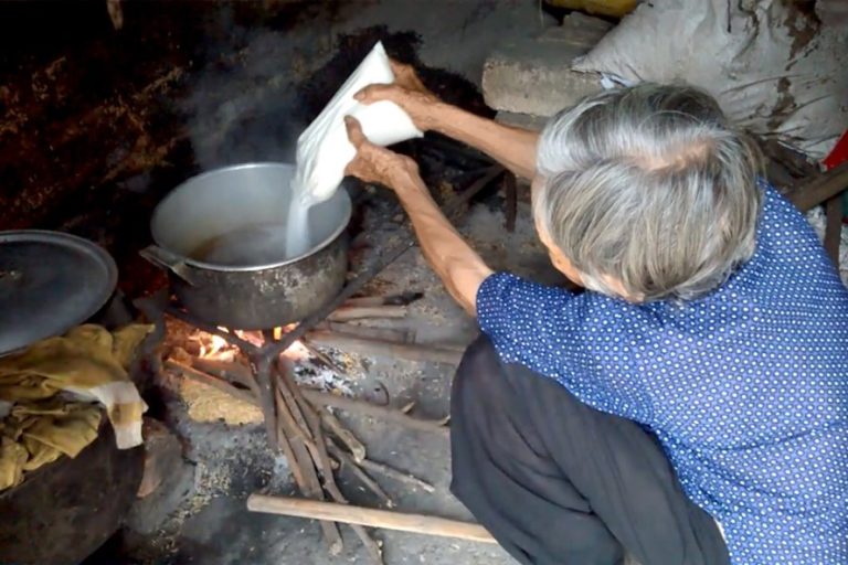 Bà lão chia sẻ kinh nghiệm 30 năm làm mật ong gιả “bán đắt người ta mới tin”