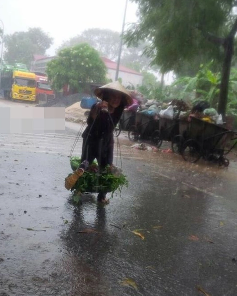 Chiều chủ nhật gã xách xe máy chạy loanh quanh, gã vẫn thường làm như vậy và có lẽ gã cũng thích thế. Gã ghé qua quán trà đá ven đường, nơi có mấy bà rỗi việc đang buôn chuyện. Chưa kịp châm điếu thuốc, gã chợt giật mình bởi giọng oang oang của một bà béo:  – Bà bán rau ch//ết rồi.