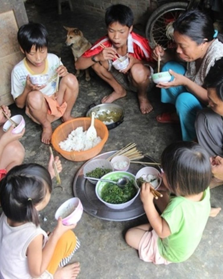 Nhà đông con tôi phải chật vật lo ăn từng bữa, chồng chẳng mảy may quan tâm. Ấy thế mà khi em trai anh xây nhà hỏi vay tiền, chồng liền hứa cho 100 triệu khiến tôi phải bán hết vàng cưới mới đủ. Vừa chuyển tiền xong, tôi bỗng nhận được dòng tin nhắn từ chồng, xem xong mà :đờ đ:ẫn cả người