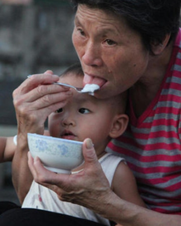 Hết 6 tháng thai sản, em nhờ mẹ chồng lên trông cháu để đi làm nhưng bà không đồng ý: “Tôi nói đúng 1 câu bà liền bắt xe lên luôn..”