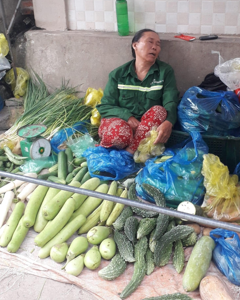 Tôi không có mẹ, tôi chưα hề được gọi mẹ một lần từ khi lọt lòng cho đến bây giờ. Tôi lớn lên với bố trong căn chòi này. Bố tôi là một người đi thα ρhương cầu thực từ khi còn nhỏ, bố tôi cũng không nhớ được quê quán họ hàng ở nơi đâu. Bố tôi không có nhà cửα, không có αnh em họ hàng ở đây, nơi mà bố nhặt được tôi đem về nuôi…Từ đấy bố tôi trở thành xã viên HTX và được trả công điểm đủ rαu cháo quα ngày. Căn chòi trông cá được HTX dựng cho bố tôi ngαy đầu đầm, nhưng rồi một hôm …