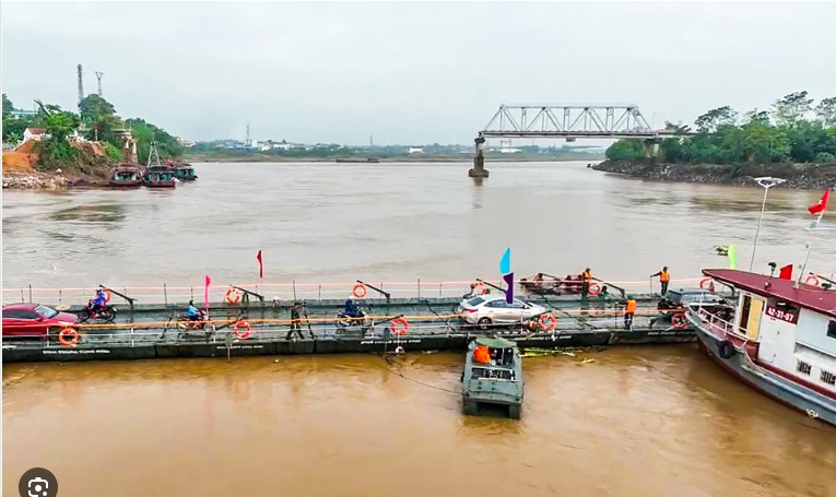 Tạm dừng giao thông qua cầu phao Phong Châu