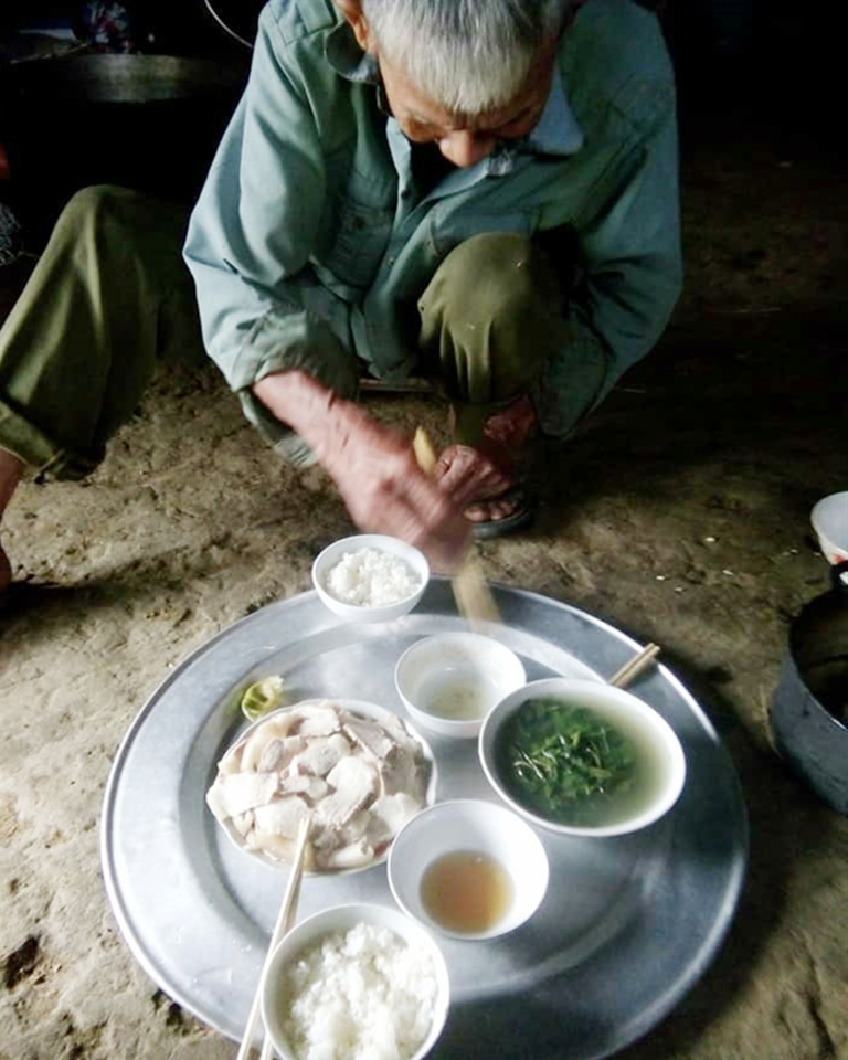 Chị chuẩn bị lấy chồng như s::é::t đ::ánh ngang tai mấy chị em trong nhà. Mọi người tức tốc họp gia đình để tìm cách giải quyết. Chẳng phải họ lo cho hạnh phúc của chị mà chỉ vì chị lấy chồng rồi, cha sẽ ở với ai? Nói đúng hơn, họ sợ phải thực hiện trách nhiệm của một người con. Lâu nay họ đã quen phó mặc cho chị mọi thứ, chỉ thỉnh thoảng đảo qua nhà cho có lệ. Mặc cho mọi người ngọt nhạt rằng, chị lớn tuổi rồi, ….