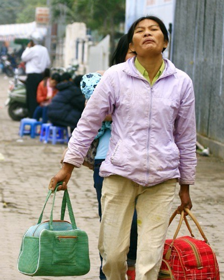 Mẹ vợ từ miền Trung lặn lội ra Hà Nội trông cháu cho 2 con đi làm. Con rể vừa trông thấy bà đùm đùm gói gói đã nói một câu khiến bà lập tức ra xe về thẳng…