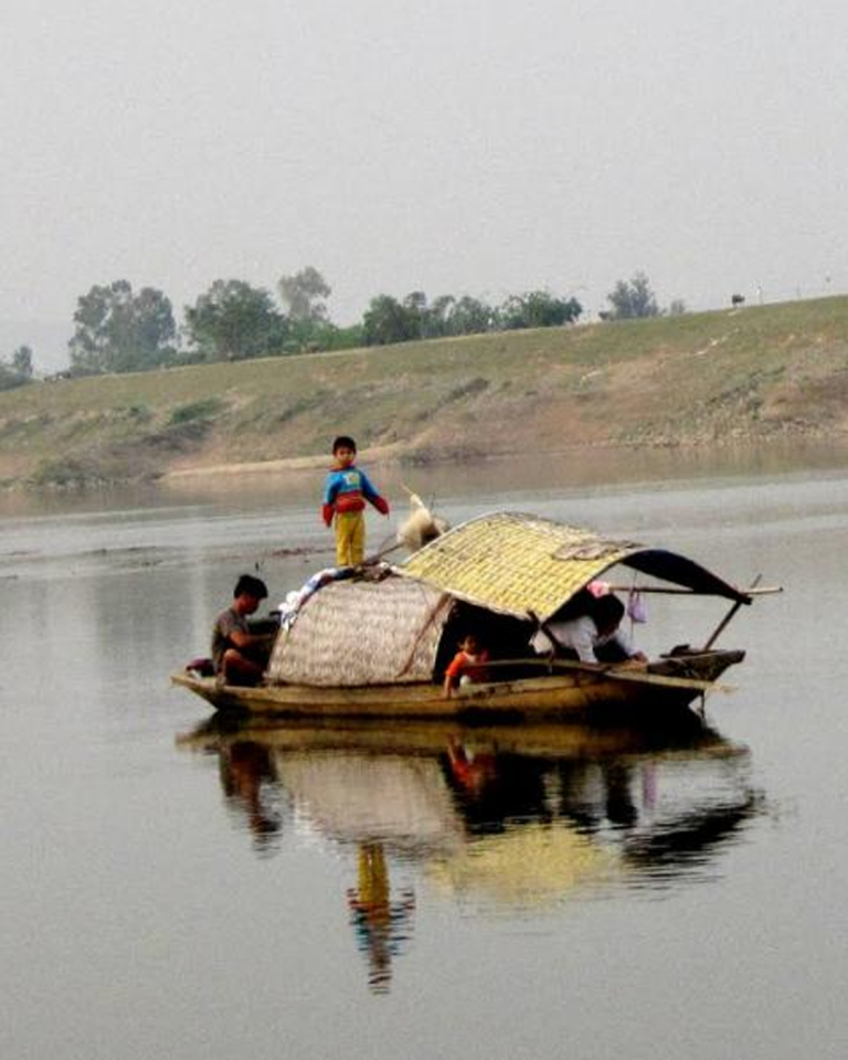 Gần tới ngày sinh, chị xin về nhà mẹ đẻ để tiện chăm sóc, má lại lầm bầm: “Nhà nào cũng nhà, ở đây tao lo được hết!” Chị thút thít khóc, nhưng đành ở lại nhà chồng. Con Én được ba tháng tuổi, má vẫn không cho chị động tay vào nước: “Phải đủ ba tháng mười ngày, cứ đụng nước đi rồi già biết, tay chân rớt ra hết! Để đó tao giặt.” Ba tháng đầu, bữa ăn của chị chỉ quanh quẩn cá kho nghệ, thịt kho tiêu, thèm một tô canh rau thôi cũng không được…Để rồi …