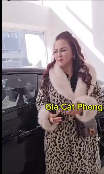 Đang mua xe, CEO Phương Hằng tiện thể thông báo