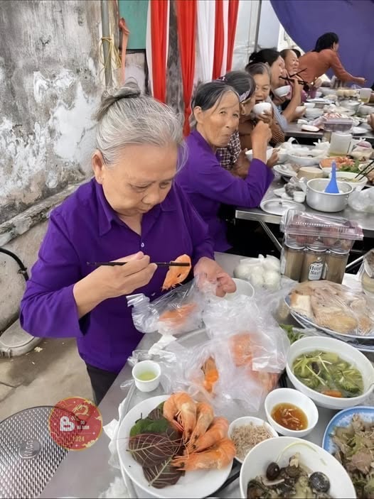 Đưa mẹ chồng đến Trung tâm tiệc cưới to nhất Hà Nội ăn cỗ, bà mang theo túi bóng, khách vừa ăn xong là gắp đồ ăn thừa cho vào túi đem về. Tôi muối mặt quá chạy nhanh ra ngoài để tránh gặp người quen. Về nhà, tôi h::ậ:m h::ự:c trách: “Lần sau mẹ đừng làm thế, trên này họ văn minh lắm, không như người nhà quê đâu”. Bà không nói gì, lôi trong túi ra chiếc bọc to. Tưởng là đồ ăn, tôi định vứt đi, ai ngờ thứ rơi ra là…