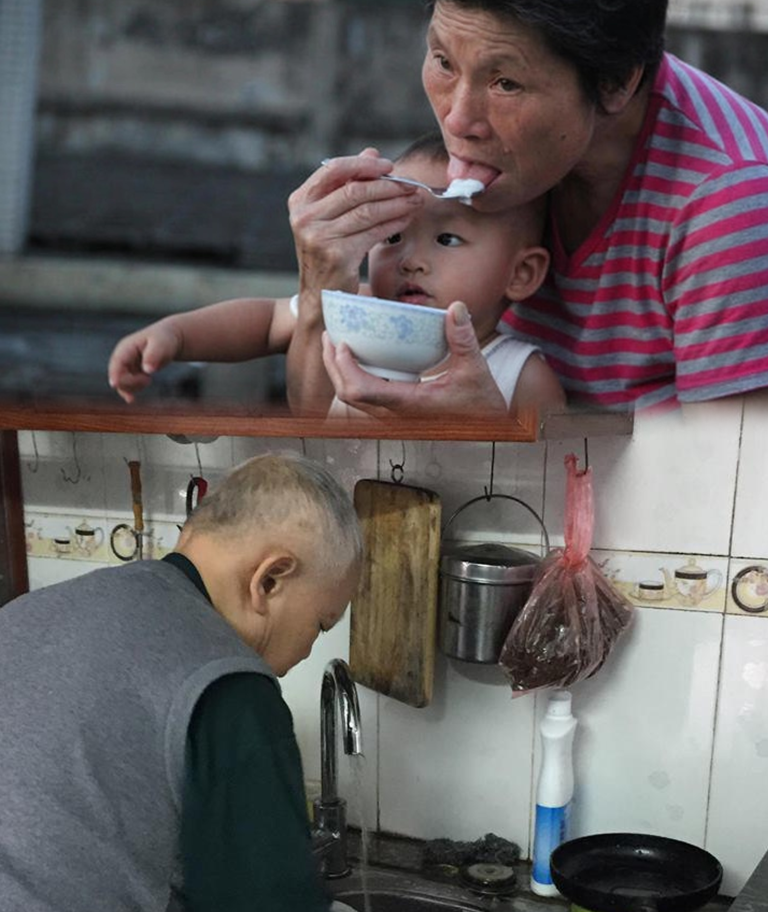 Tôi và anh hai nói hết nước hết cái về việc ‘mẹ vợ sang nhà thông gia ở 4 năm trời’, để chăm cháu ngoại, con trai mời về ở cùng không đồng ý. Nhà tôi ở một tỉnh lẻ cách thành phố tầm 150 km. Ba mất được 7 năm, 3 anh em đều lập gia đình và sống ở Sài Gòn. Sau khi ba mình mất, mẹ khi đó 65 tuổi, vẫn mạnh khỏe và sống một mình ở nhà ba mẹ. Tuy nhiên, mọi thứ thay đổi khi chị hai nhờ mẹ ra trông con cách đây 4 năm. Tôi và anh hai nói hết nước hết cái về việc rất vô lý: mẹ vợ sang nhà thông gia ở 4 năm trời trong khi nhà có không ở, con trai mời về ở cùng không đồng ý…. Để rồi bà nói ra 1 câu làm thay đổi tất cả cuộc đời chúng tôi ..