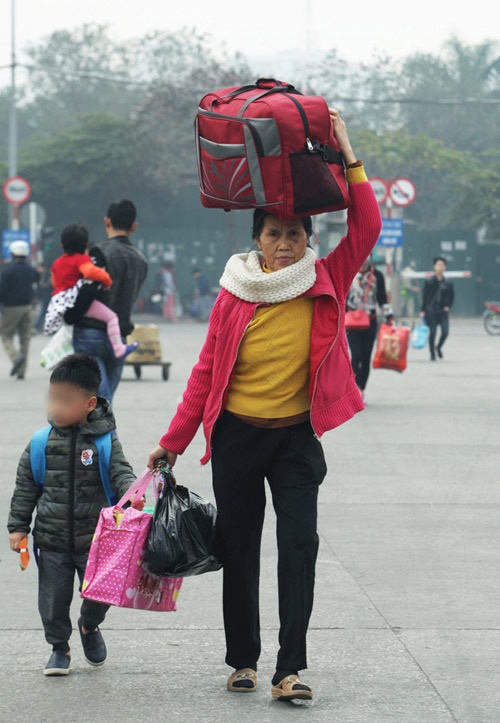 Hôm qua, mẹ chồng ra xe về quê ăn Tết, chồng tôi dấm dúi cho bà 1 triệu đi đường. Cả năm qua bà ở với gia đình tôi chăm cháu và giúp việc nhà vô cùng chu đáo. Ai ngờ bố đ/ẻ tôi nhìn thấy cảnh đó vội giật lại ngay. Tôi quá bất ngờ với hành động của bố, đang định chạy ra can ngăn bố thì ông nói 1 câu sững người, mẹ chồng nghe thấy thì cười tươi ra về