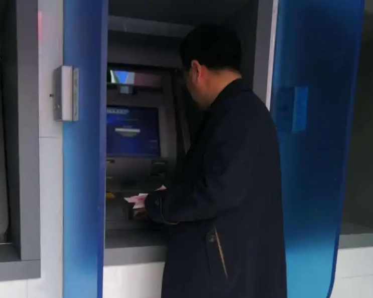 Gửi về nhà hơn 1,7 tỷ đồng sau 7 năm đi làm xa quê, chàng trai ngỡ ngàng khi nghe mẹ bảo “không nhận được tiền”: Sự thật bất ngờ qua video giám sát