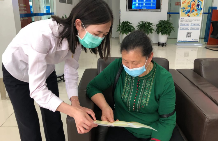 Bà nội chi 335 triệu đồng mua bảo hiểm cho cháu gái, 11 năm sau đi rút tiền cho cháu nhập học thì được thông báo: “Muốn nhận đủ tiền thì phải chờ 42 năm nữa”, xem kỹ lại hợp đồng mới vỡ