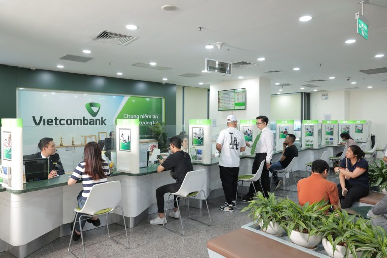 Vietcombank thông báo dừng toàn bộ giao dịch thẻ với những khách hàng sau