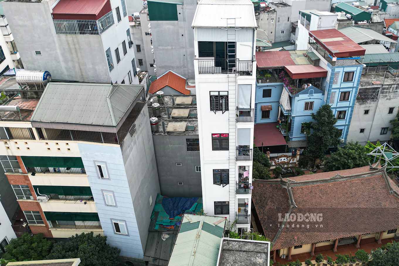 Cụ thể, nhiều người cho rằng thang thoát hiểm này được thiết kế và làm ra mang tính chất đối phó khi câu chuyện về tiêu chuẩn, quy định phòng cháy chữa cháy tại các chung cư mini gần đây đang được siết chặt.