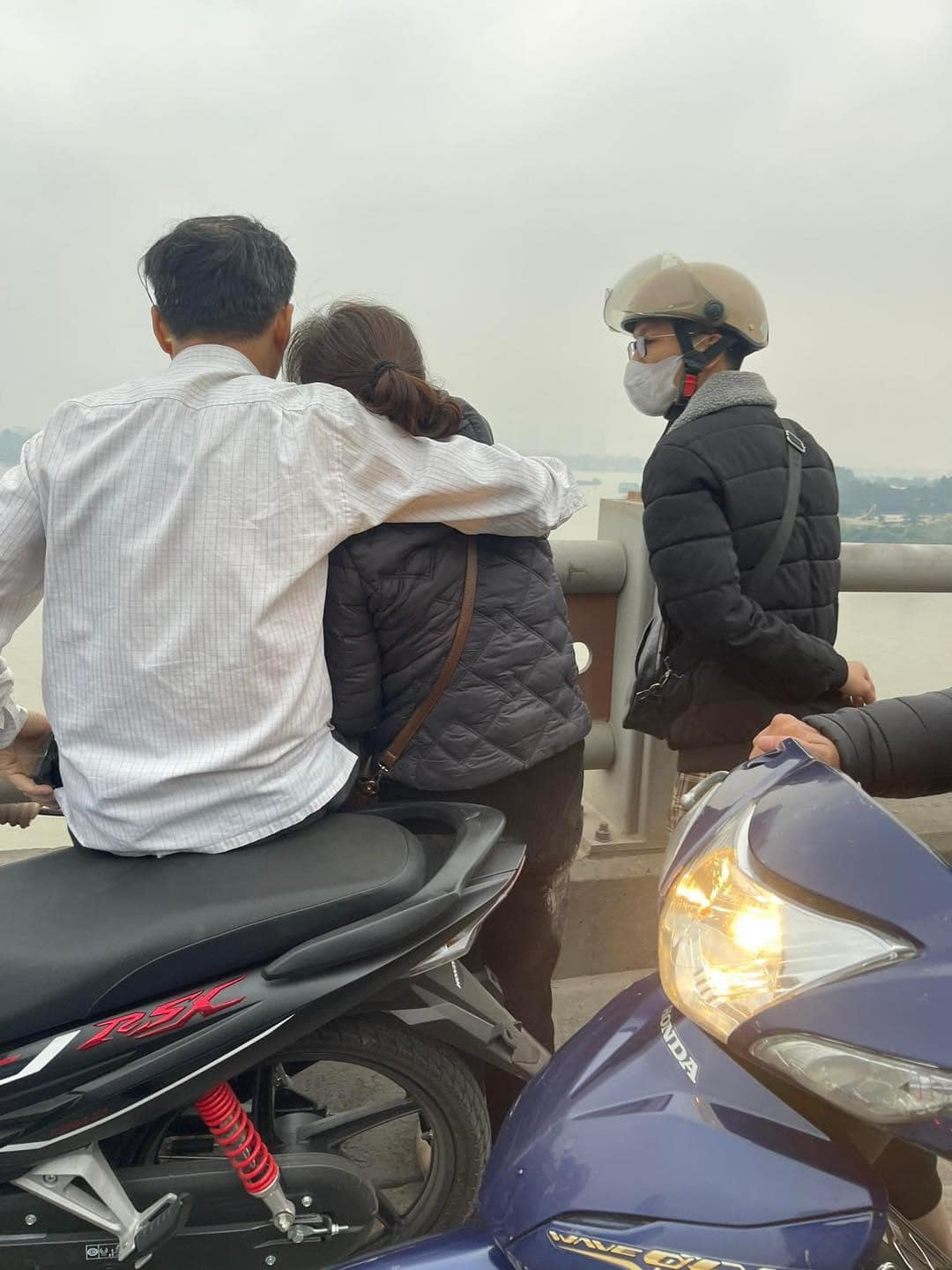 Có thể là hình ảnh về 4 người, xe môtô và xe scooter